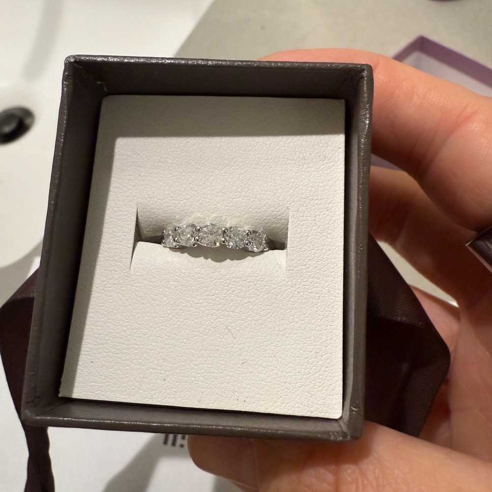 14 Kt white gold 1 ct five diamond ring